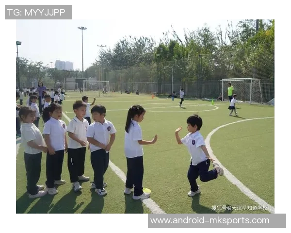小学二年级学生快乐踢足球的趣味活动与成长体验分享
